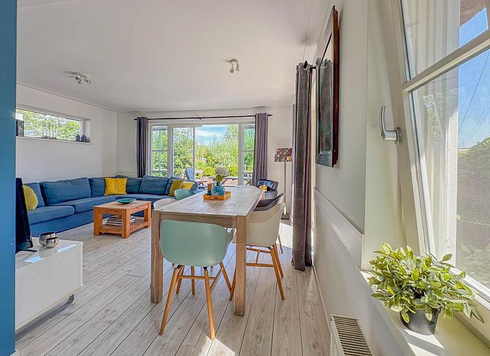 Swan 24-7 vacation home in Breukelen with waterfront terrace and comfortable seating area, Utrecht north.