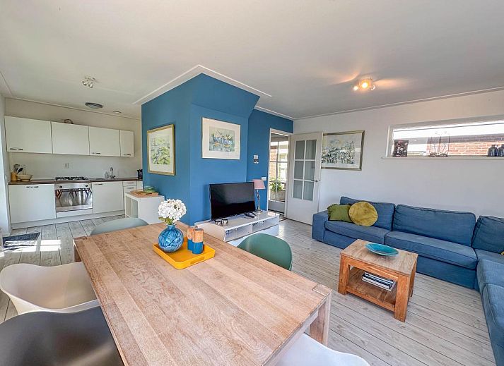 Swan 24-7 vacation home in Breukelen with garden and terrace by the river, Utrecht north.