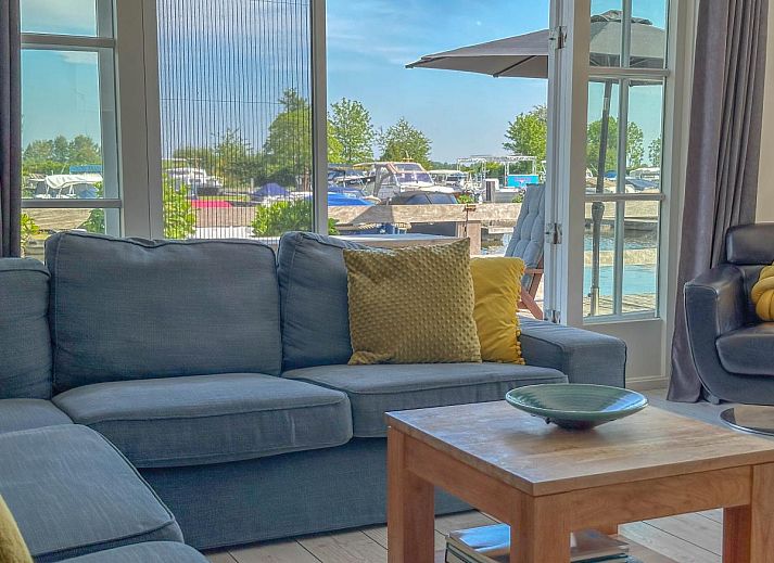 Swan 24-7 vacation home in Breukelen with garden and terrace by the river, Utrecht north.