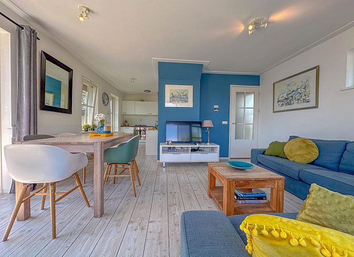 Swan 24-7 vacation home in Breukelen with garden and terrace by the river, Utrecht north.