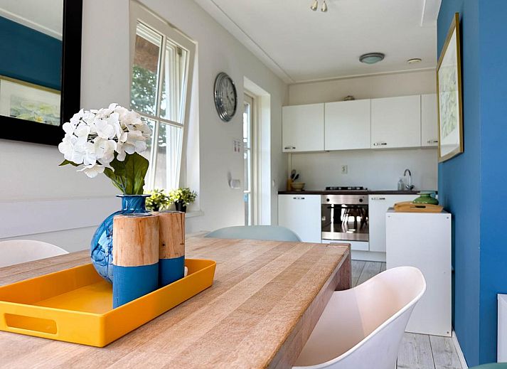 Swan 24-7 vacation home in Breukelen with garden and terrace by the river, Utrecht north.