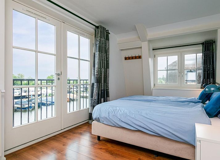 Swan 24-7 vacation home in Breukelen with spacious living room and views of nature, Utrecht north.