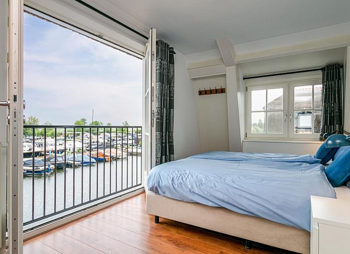Swan 24-7 vacation home in Breukelen with spacious living room and views of nature, Utrecht north.