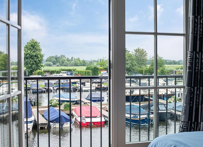 Swan 24-7 vacation home in Breukelen with spacious living room and views of nature, Utrecht north.