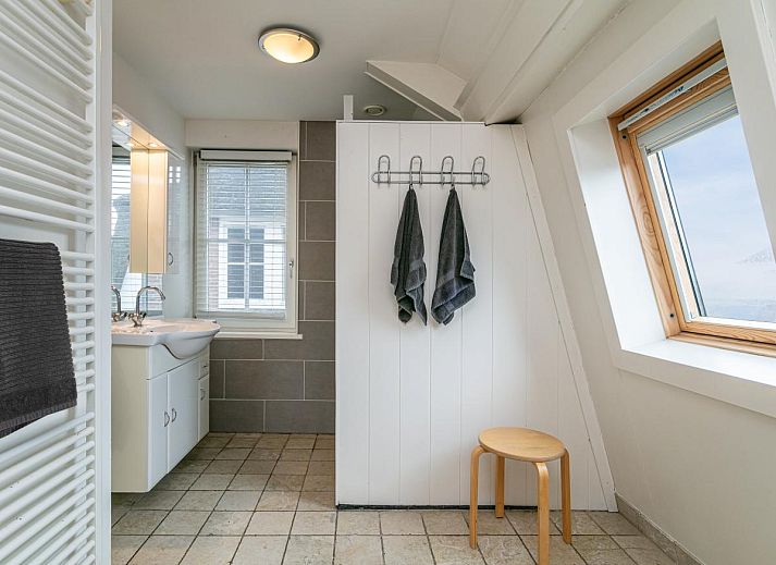 Swan 24-7 vacation home in Breukelen with cozy interior space and lots of natural light, Utrecht north.