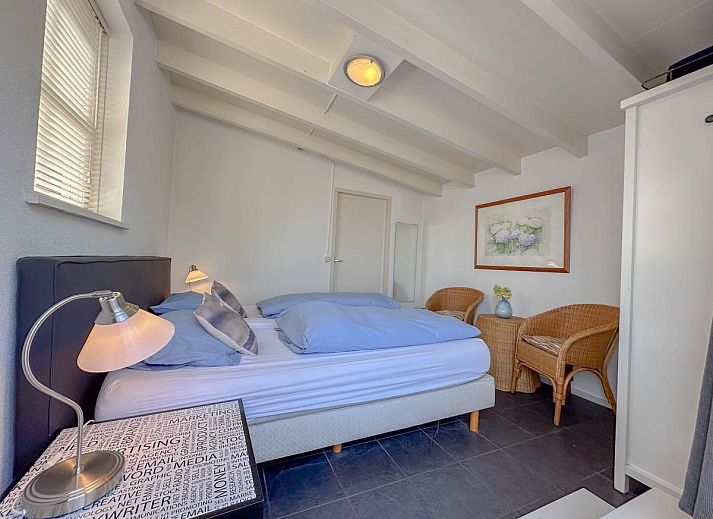 Swan 24-7 vacation home in Breukelen with modern dining room and large windows, Utrecht north.