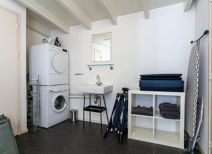 Swan 24-7 vacation home in Breukelen with modern dining room and large windows, Utrecht north.