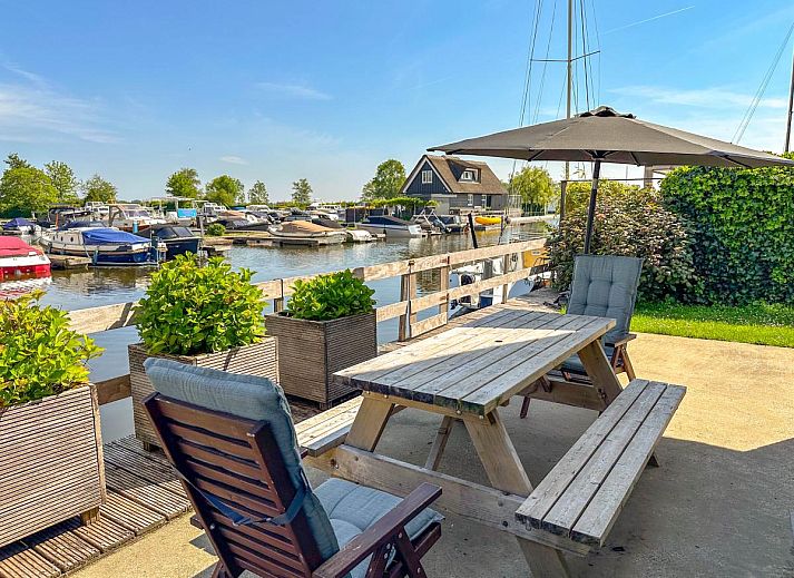 Swan 24-7 vacation home in Breukelen with modern dining room and large windows, Utrecht north.