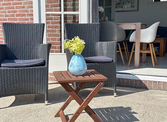 Swan 24-7 vacation home in Breukelen with modern dining room and large windows, Utrecht north.