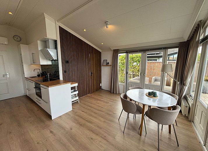 Ferienhaus UT096 in Breukelen, Utrecht Nord, direkt am Wasser gelegen mit moderner Veranda und gruener Umgebung.