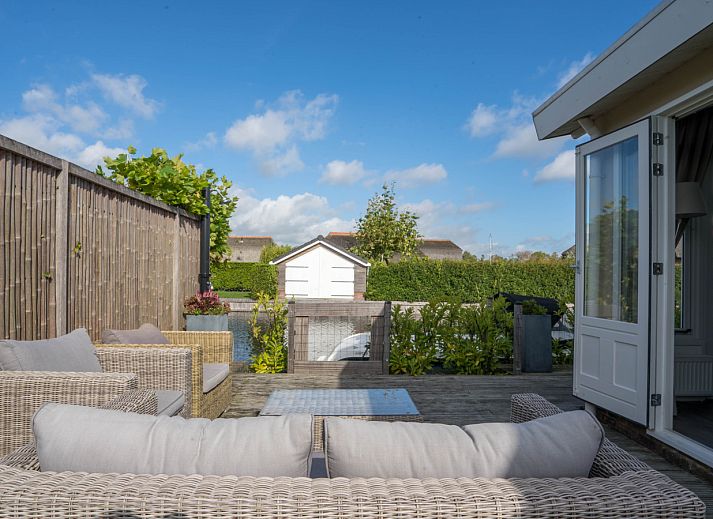 Ferienhaus UT096 in Breukelen, Utrecht Nord, direkt am Wasser gelegen mit moderner Veranda und gruener Umgebung.