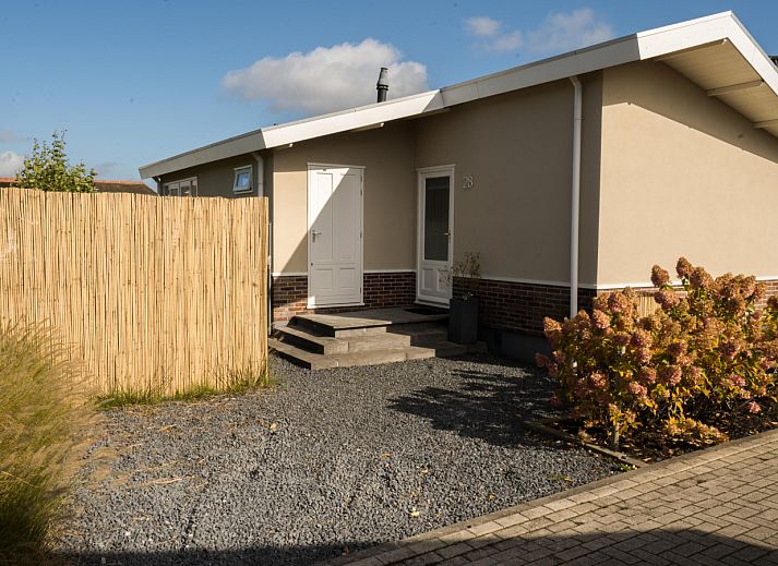 Ferienhaus UT096 in Breukelen, Utrecht Nord, direkt am Wasser gelegen mit moderner Veranda und gruener Umgebung.
