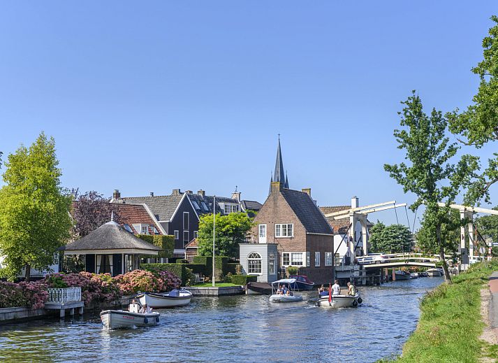 Ferienhaus UT096 in Breukelen, Utrecht Nord, direkt am Wasser gelegen mit moderner Veranda und gruener Umgebung.