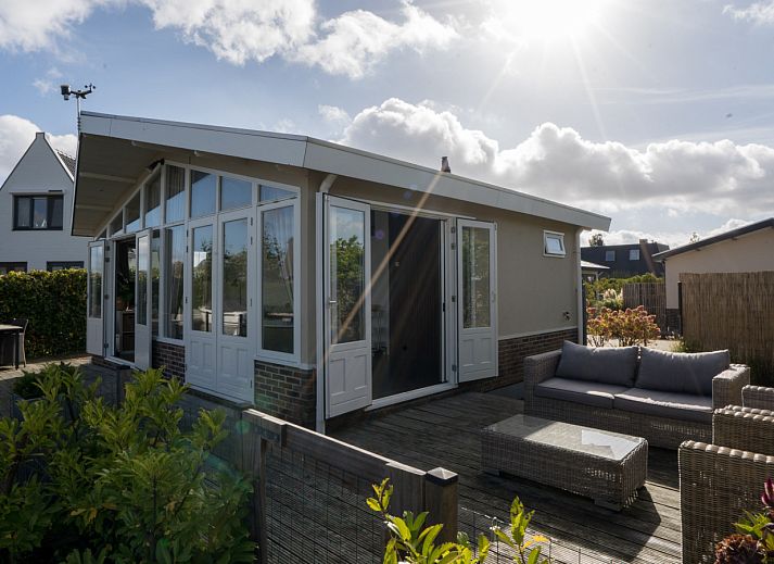 Moderne Einrichtung des Ferienhauses UT096 in Breukelen, Utrecht, mit offener Kueche und hellem Esszimmer mit Blick auf den Garten.