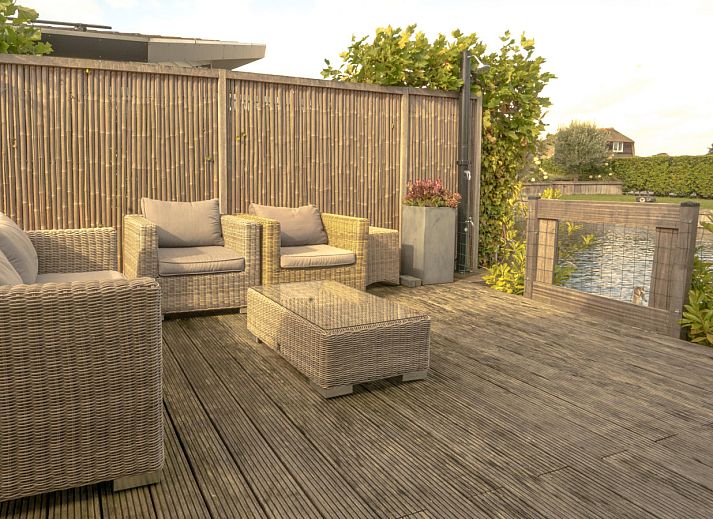 Moderne Einrichtung des Ferienhauses UT096 in Breukelen, Utrecht, mit offener Kueche und hellem Esszimmer mit Blick auf den Garten.