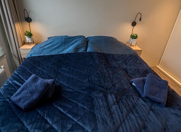 Geniessen Sie die sonnige Terrasse des Ferienhauses UT096 in Breukelen, Utrecht, mit bequemen Sitzgelegenheiten und Blick auf die gruene Umgebung.