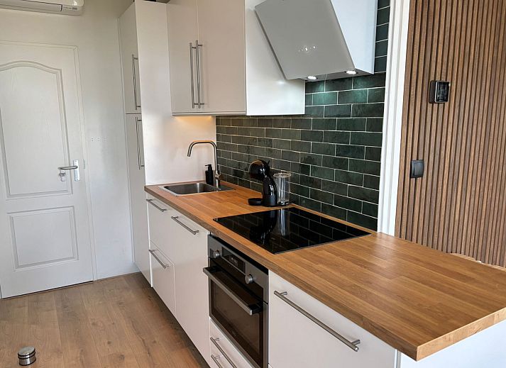 Geniessen Sie die sonnige Terrasse des Ferienhauses UT096 in Breukelen, Utrecht, mit bequemen Sitzgelegenheiten und Blick auf die gruene Umgebung.