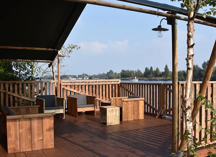 Geniessen Sie die Ruhe am Wasser im Huisje in Vinkeveen, einer Glamping-Lodge im schoenen Vinkeveen bei Utrecht.
