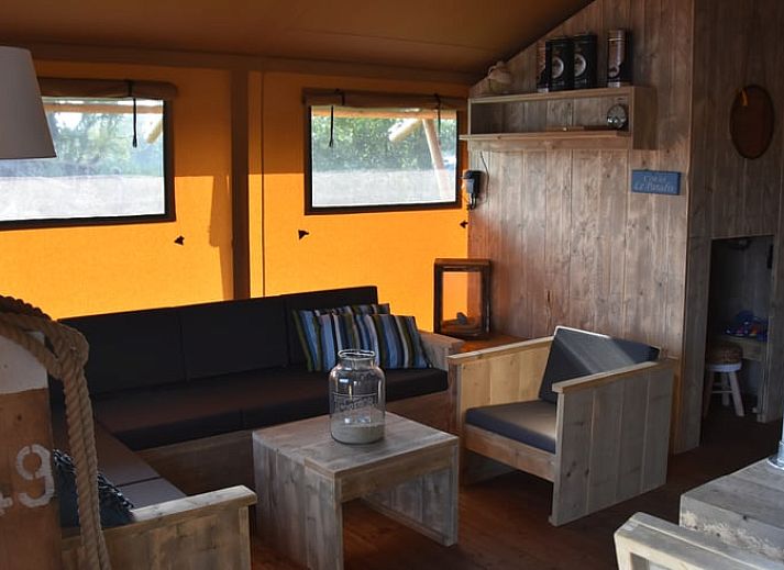 Geniessen Sie die Aussicht von der Terrasse des Huisje in Vinkeveen, einem Ferienhaus in Vinkeveen, Utrecht, umgeben von schoener Natur.