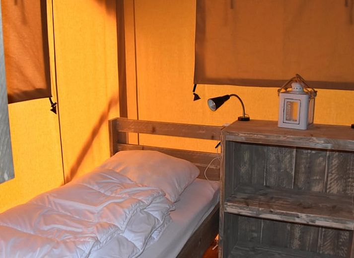 Geniessen Sie die Aussicht von der Terrasse des Huisje in Vinkeveen, einem Ferienhaus in Vinkeveen, Utrecht, umgeben von schoener Natur.