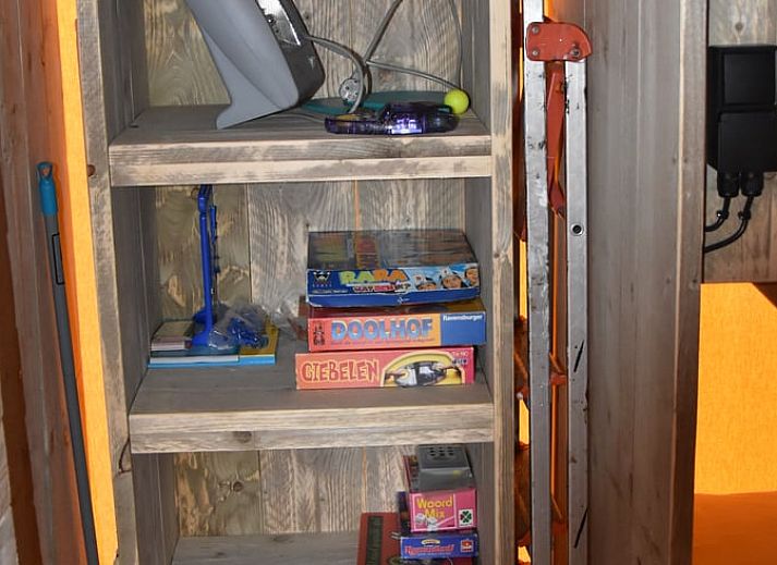 Stilvoller Innenraum des Huisje in Vinkeveen, Ferienhaus in Utrecht, mit moderner Beleuchtung und Blick auf die gruene Natur.