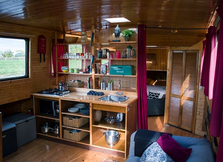 Cottage in Vinkeveen, waterfront vacation home in Utrecht north, Utrecht with beautiful views of nature.