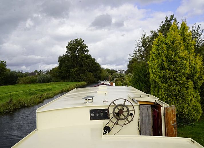 Cottage in Vinkeveen, waterfront vacation home in Utrecht north, Utrecht with beautiful views of nature.