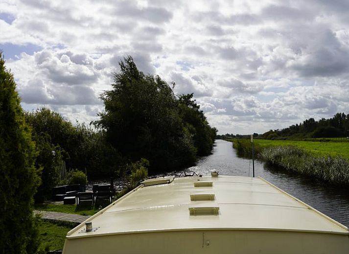 Cottage in Vinkeveen, waterfront vacation home in Utrecht north, Utrecht with beautiful views of nature.