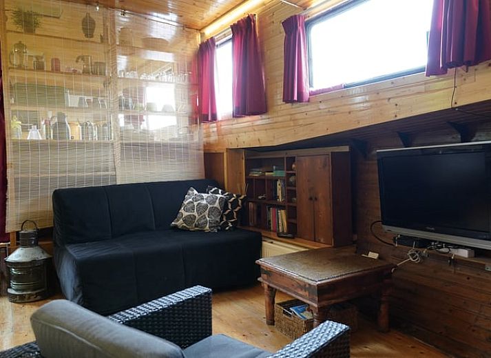 Cottage in Vinkeveen, vacation home in Utrecht north, Utrecht with steering wheel and view of green surroundings.