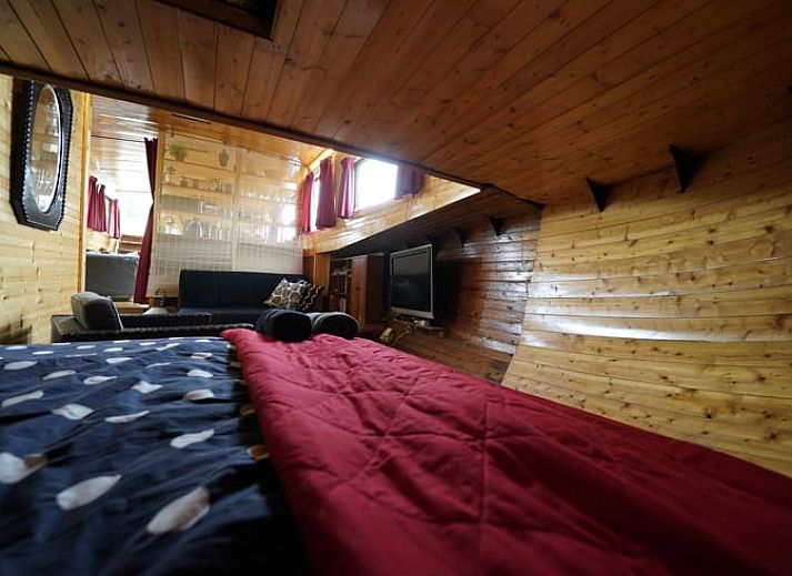 Cottage in Vinkeveen, vacation home in Utrecht north, Utrecht with steering wheel and view of green surroundings.