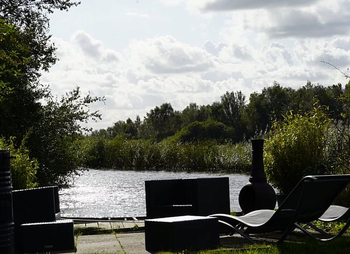 Cottage in Vinkeveen, vacation home in Utrecht north, Utrecht overlooking the serene waterway.