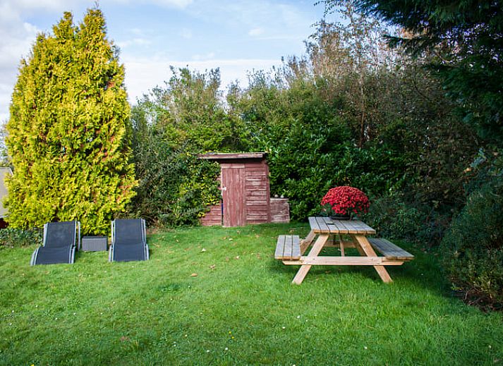Cottage in Vinkeveen, vacation home in Utrecht north, Utrecht overlooking the serene waterway.