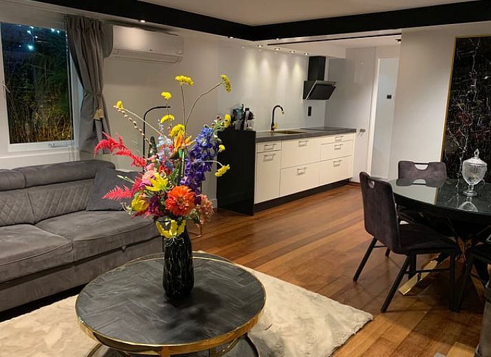 Luchtfoto van Huisje in Vinkeveen, vakantiehuis in Utrecht met groene omgeving en waterkanalen.