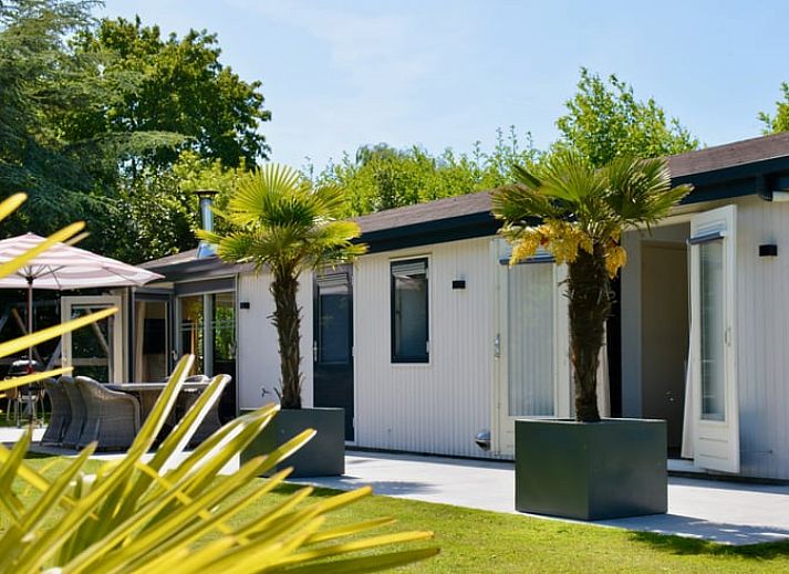 Geniet van het uitzicht op het water vanaf de steiger van Huisje in Vinkeveen, vakantiehuis in Utrecht.