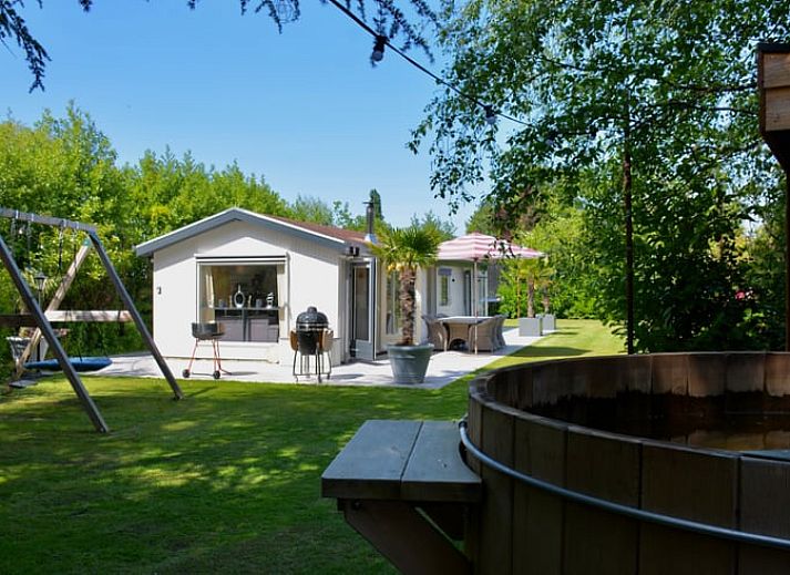 Geniet van het uitzicht op het water vanaf de steiger van Huisje in Vinkeveen, vakantiehuis in Utrecht.