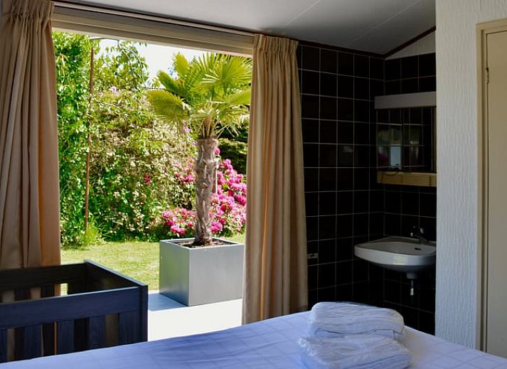 Gezellige woonkamer in Huisje in Vinkeveen, vakantieaccommodatie in Utrecht met uitzicht op de tuin.