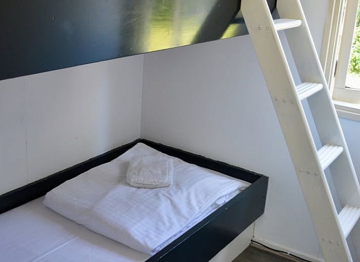 Gezellige woonkamer in Huisje in Vinkeveen, vakantieaccommodatie in Utrecht met uitzicht op de tuin.