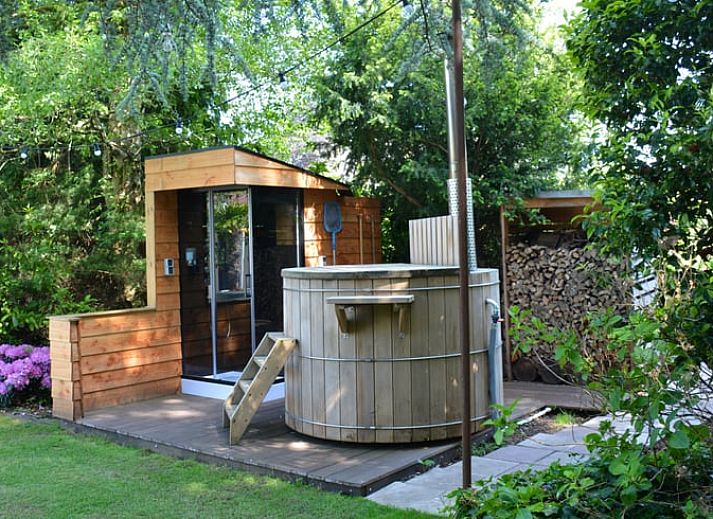 Eethoek met uitzicht op de tuin in Huisje in Vinkeveen, vakantiehuis in Utrecht noord.