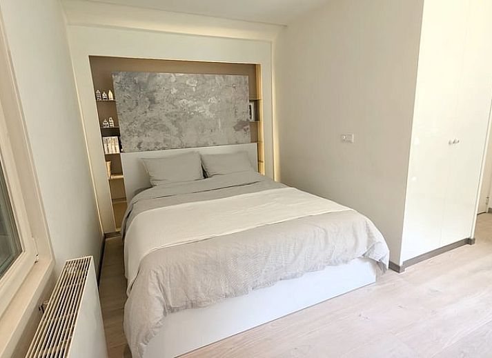 Stijlvolle woonkamer in Vakantiehuis in Soest met uitzicht op de groene natuur van Utrecht.