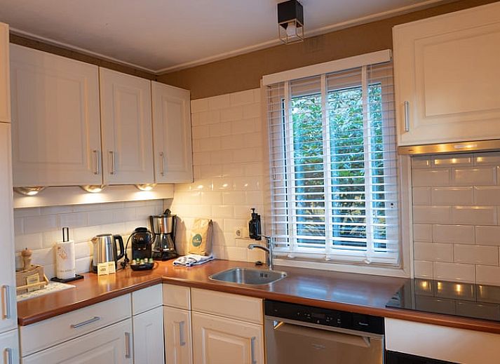Moderne keuken in Huisje in Soest, vakantiehuis in Soest, Utrecht noord, met uitzicht op het groen.