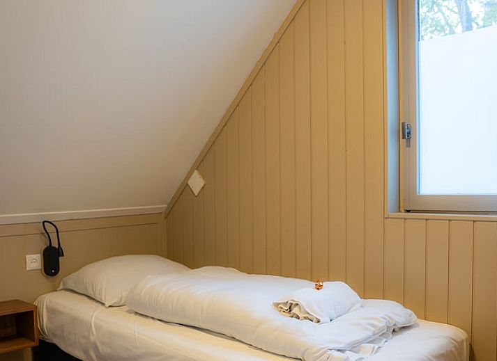 Moderne keuken in Huisje in Soest, vakantiehuis in Soest, Utrecht noord, met uitzicht op het groen.