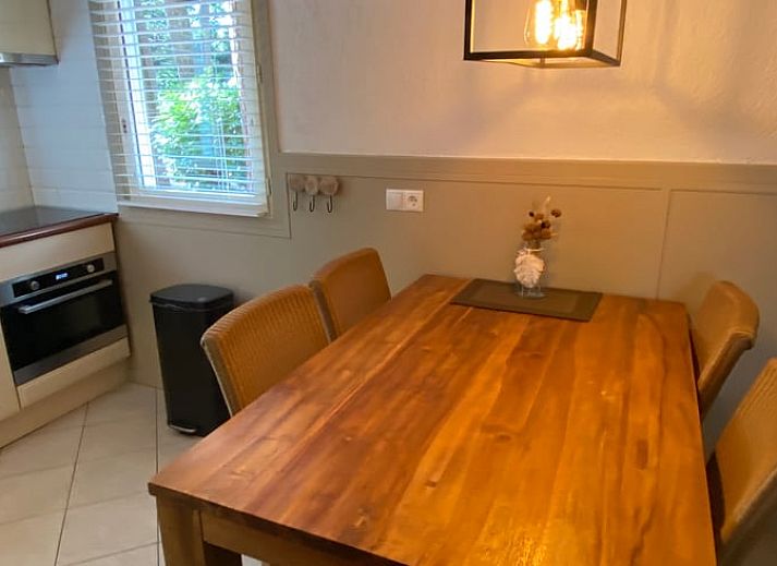 Rustiek rood huisje, Huisje in Soest, midden in de serene bossen van Soest, Utrecht noord.