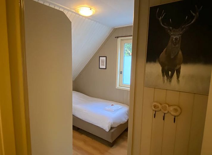 Rustiek rood huisje, Huisje in Soest, midden in de serene bossen van Soest, Utrecht noord.