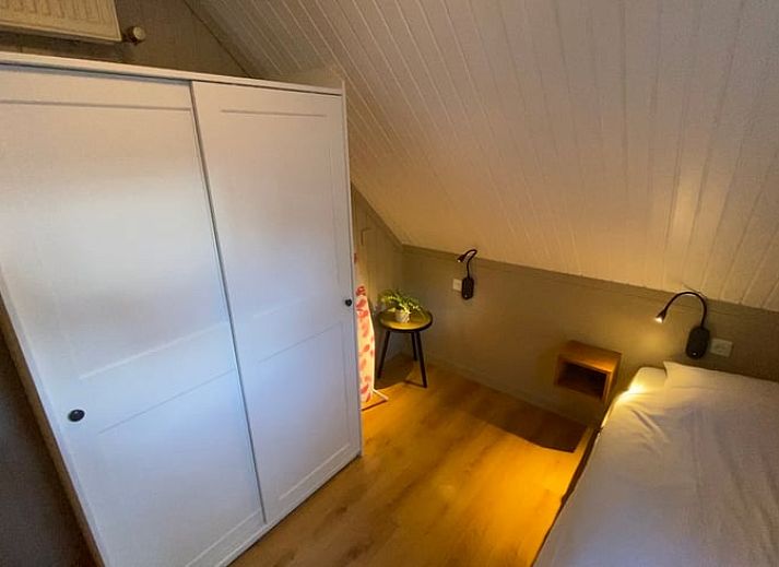 Decoratieve specht aan de gevel van Huisje in Soest, vakantiehuis in Soest, Utrecht noord.