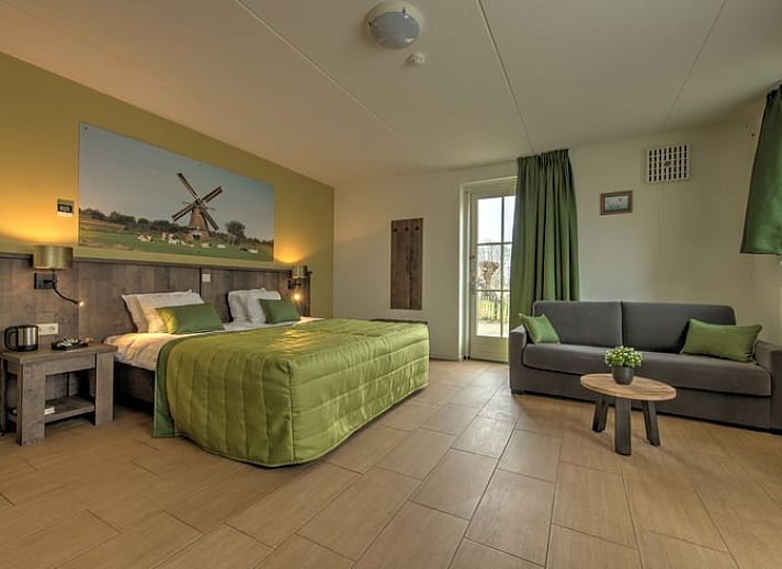 Gezellig terras bij Vakantiehuis in Vreeland, Utrecht, met zitplaatsen en groene omgeving.