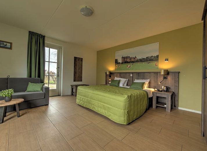 Rivierzicht bij Vakantiehuis in Vreeland, Utrecht, met aanlegsteiger en boten.