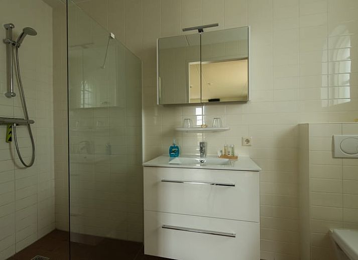 Rivierzicht bij Vakantiehuis in Vreeland, Utrecht, met aanlegsteiger en boten.