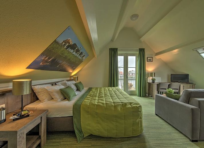 Moderne keuken in Vakantiehuis in Vreeland, Utrecht, met granieten aanrecht en gasfornuis.