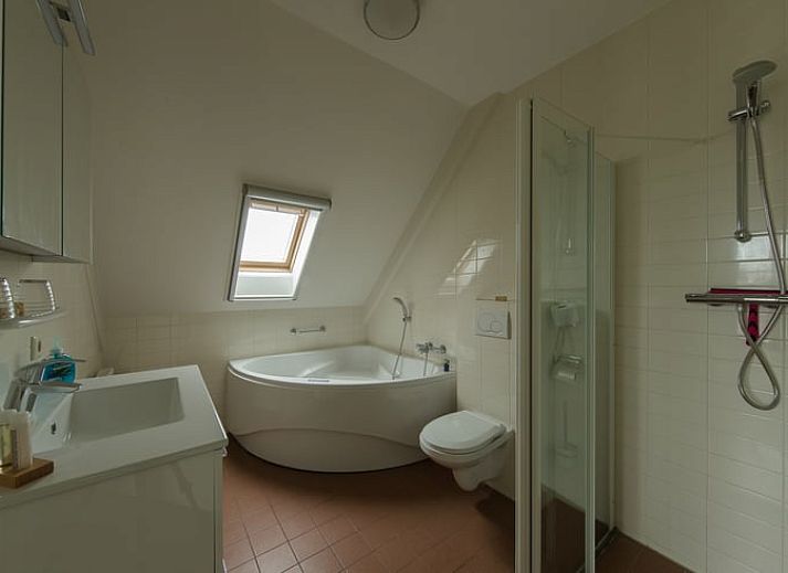 Moderne keuken in Vakantiehuis in Vreeland, Utrecht, met granieten aanrecht en gasfornuis.