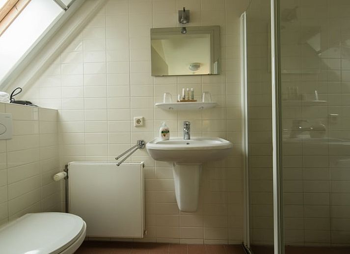 Moderne keuken in Vakantiehuis in Vreeland, Utrecht, met granieten aanrecht en gasfornuis.